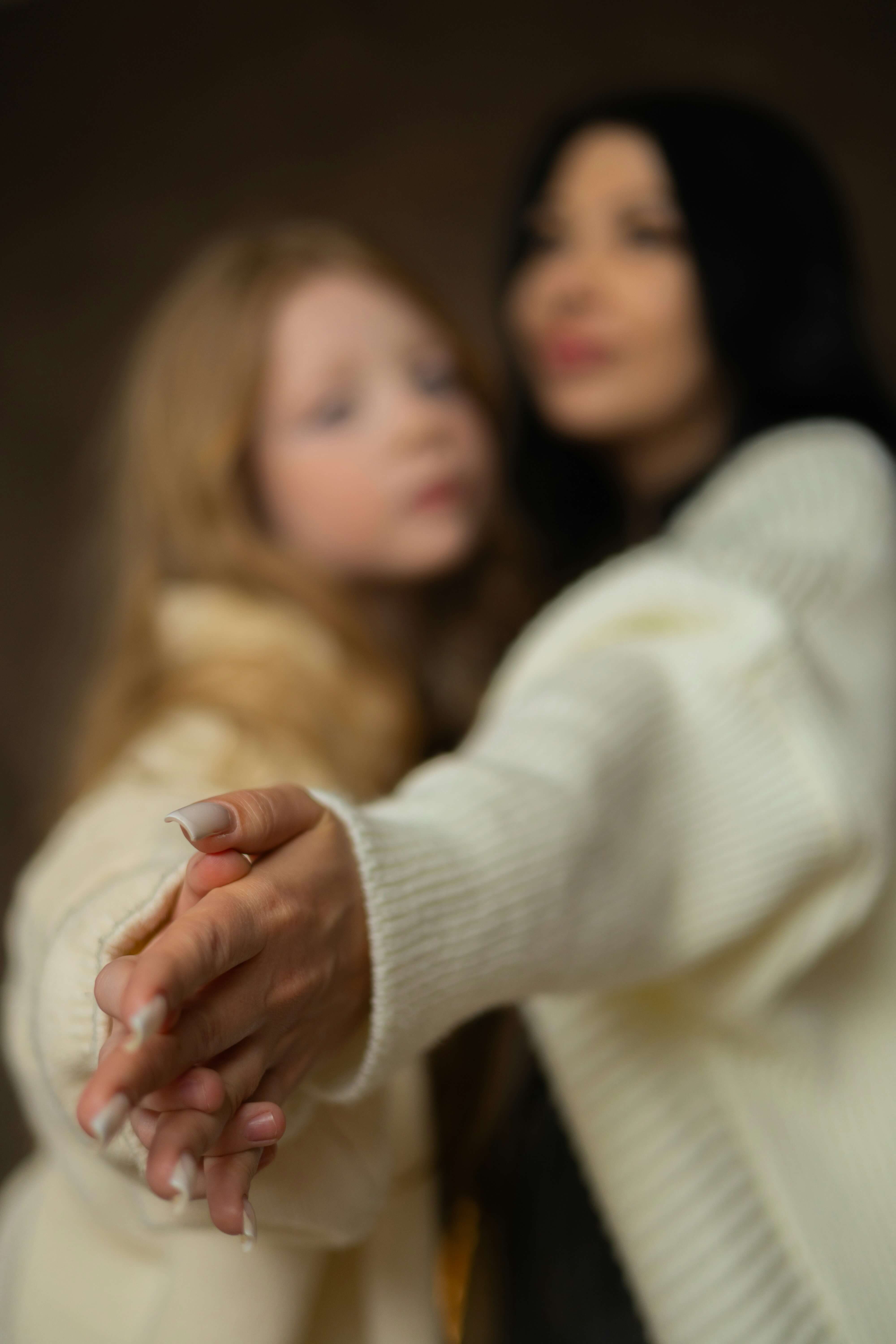 Hände einer Mutter und eines Babys berühren sich